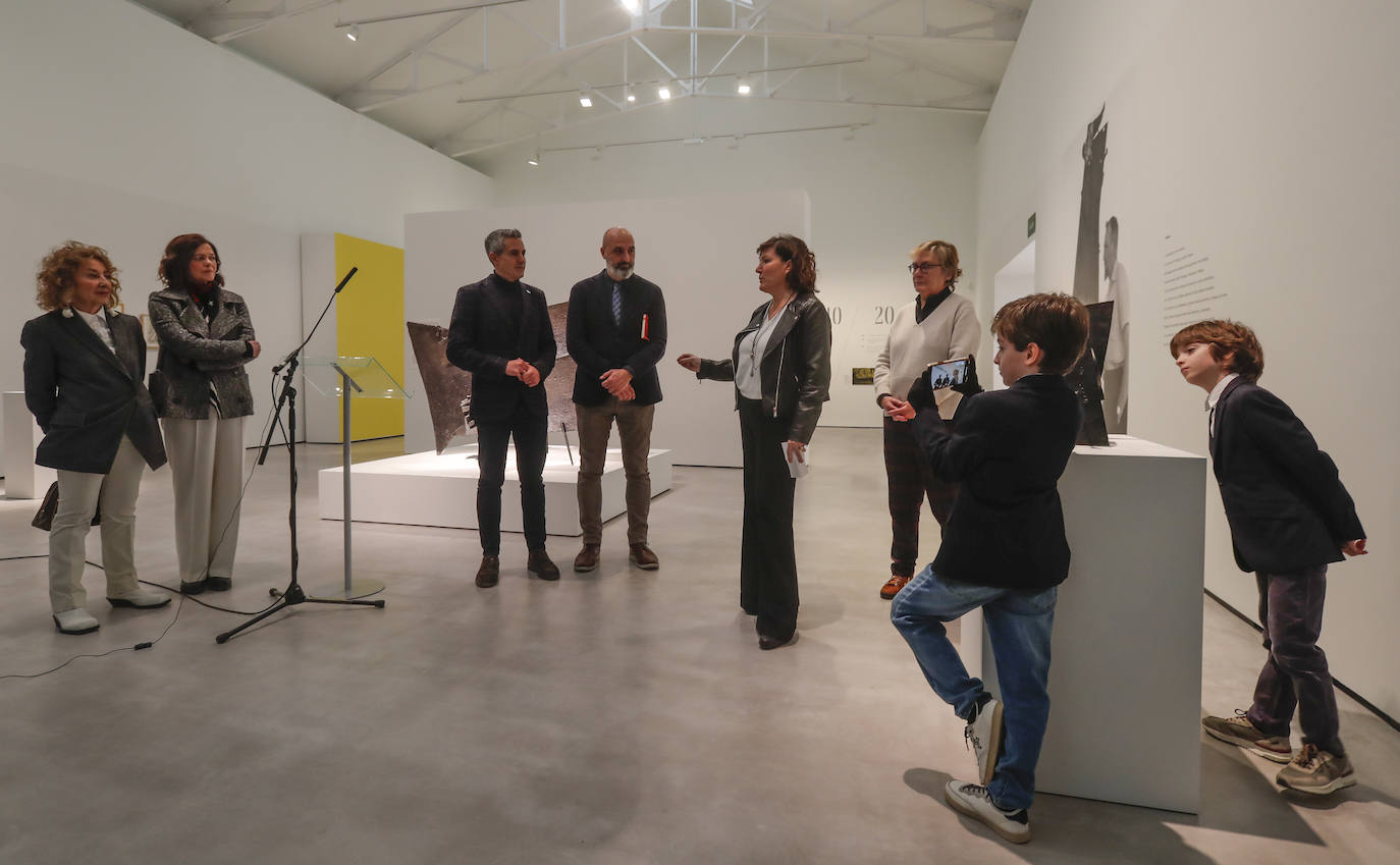 La exposición se ha presentado este jueves en rueda de prensa con asistencia de la directora de la Fundación ENAIEE, Beatriz Montero de Espinosa; el vicepresidente de Cantabria y consejero de Cultura, Pablo Zuloaga; el director general de Cultura del Gobierno de Aragón, Víctor Lucea; y la comisaria de la exposición, Lola Durán.