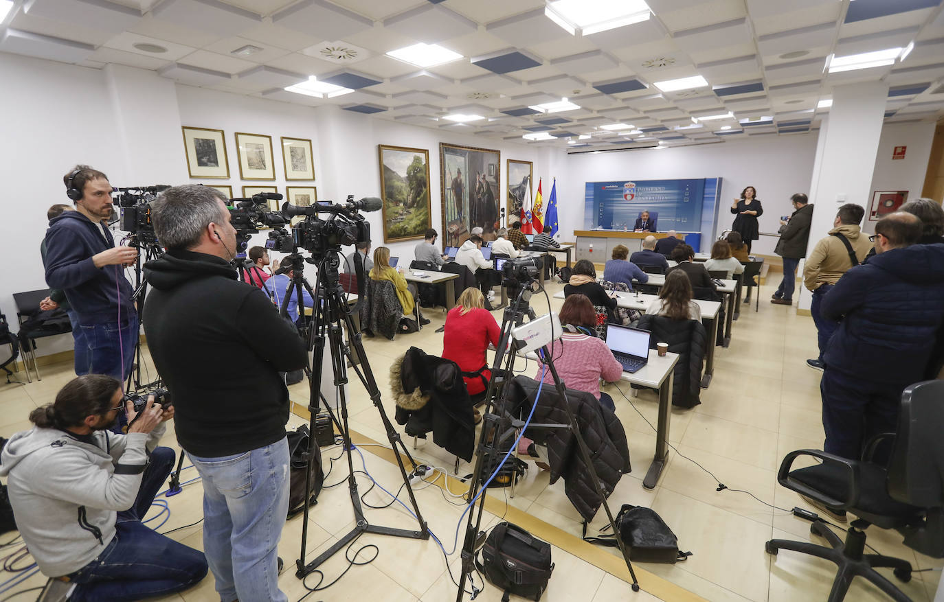 La sala de prensa del Gobierno de Cantabria se ha llenado de medios de comunicación este viernes a la espera de conocer las dimisiones por el 'caso Obras Públicas'