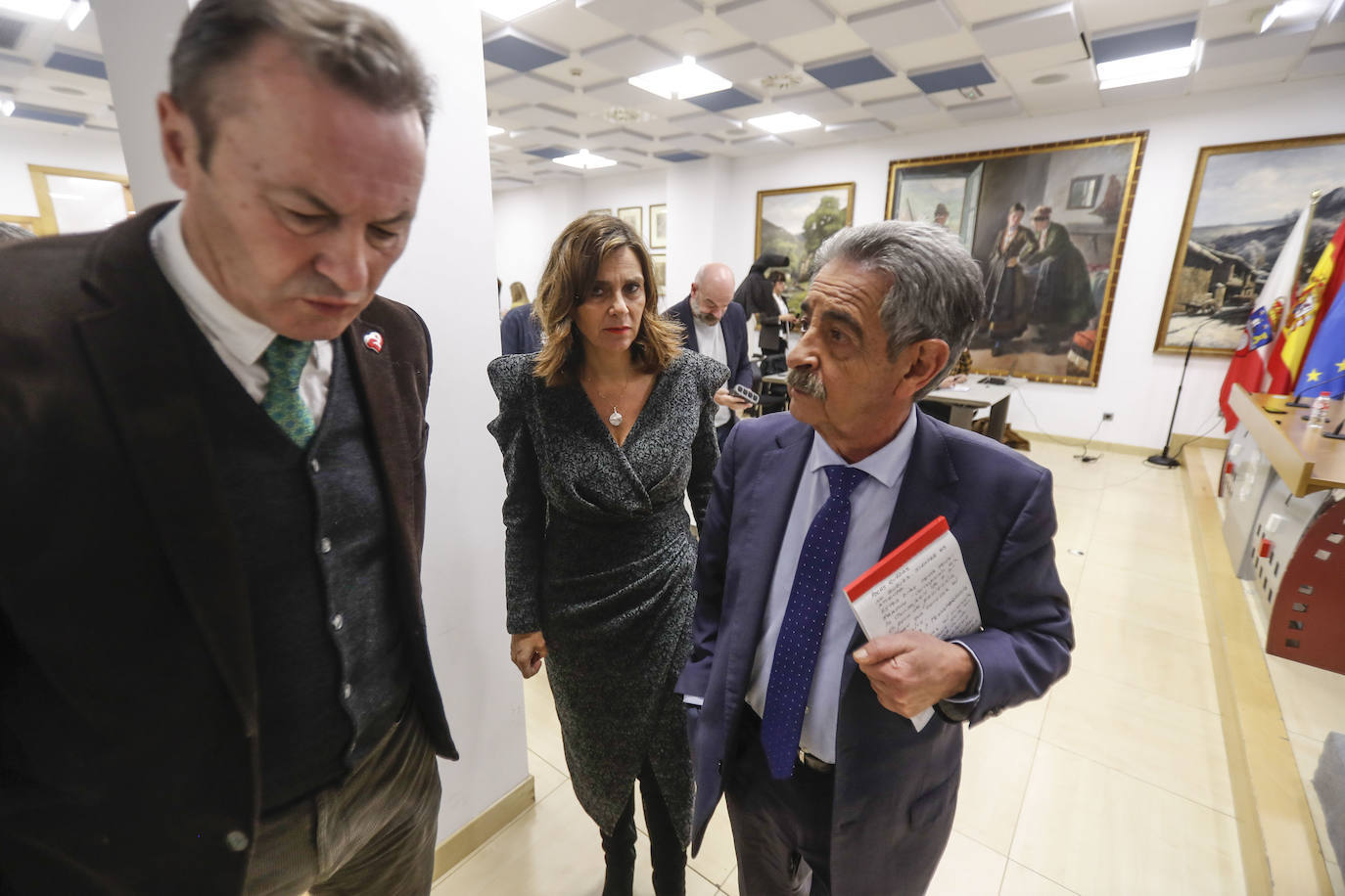 Guillermo Blanco y Paula Fernández, ambos del PRC, escoltando al presidente regionalista.