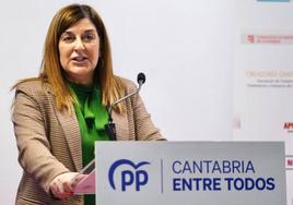 La presidenta del Partido Popular de Cantabria, María José Sáenz de Buruaga, en rueda de prensa tras el anuncio de las dimisiones del presidente regional, Miguel Ángel Revilla.