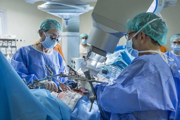 Sanidad cita a los sindicatos el miércoles para negociar los precios de las peonadas médicas