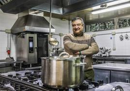 Javier Bedia posa en la cocina de Las Carolinas, la sede de la Asociación.