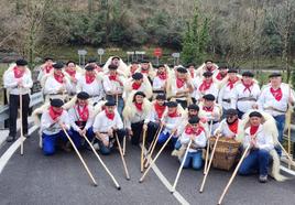 Los mozos, que habían entrado a la carrera en Casatablas, posan antes de iniciar sus tradicionales cantos.