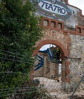 Imagen secundaria 2 - Uno de los obreros en los trabajos en el interior del inmueble. A la derecha, fachada principal del edificio, de estilo modernista.