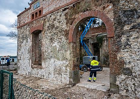 Imagen secundaria 1 - Uno de los obreros en los trabajos en el interior del inmueble. A la derecha, fachada principal del edificio, de estilo modernista.