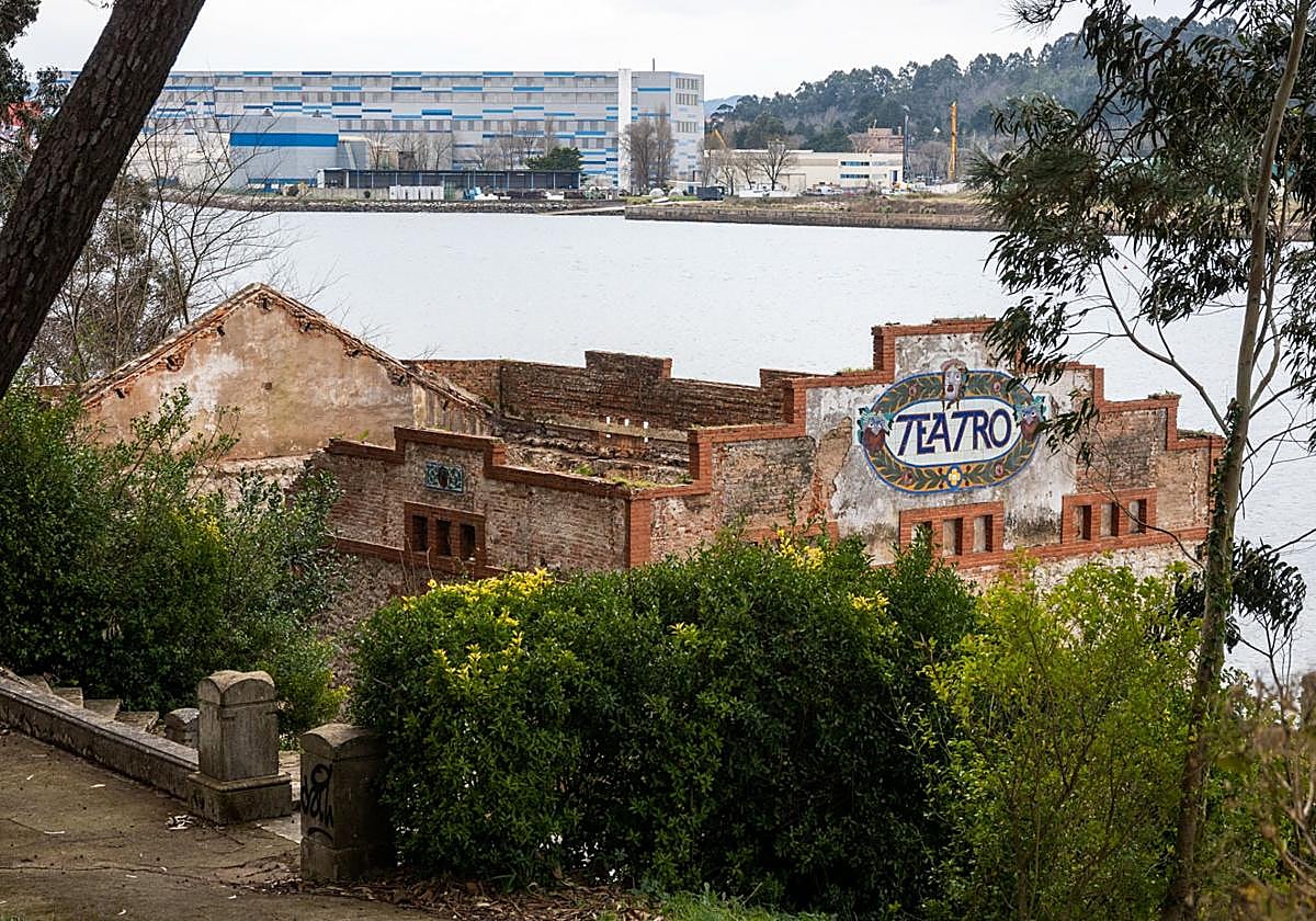 El teatro tras haber limpiado los alrededores de maleza, las paredes de pintadas y haber retirado lo que quedaba del tejado.