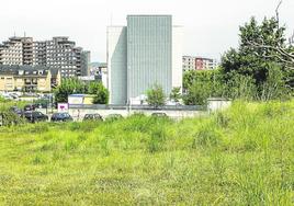 Una de las fincas contempladas dentro del Plan Parcial El Valle, en el Bulevar Ronda, a su paso por Sierrapando (Torrelavega).