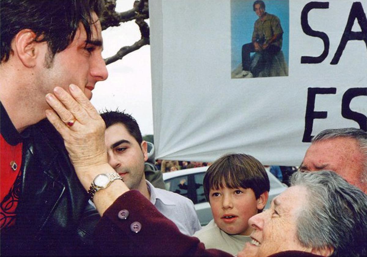 Bustamante en una foto de 2002 en la que su abuela paterna le acaricia al verle emocionado en San Vicente de la Barquera tras salir de la Academia de Operación Triunfo.