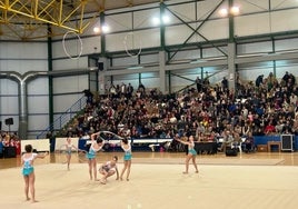 Las coreografías de las deportistas de Gym Rítima Laredo y los bailes de Estrymens junto a la Escolanía Aila entretuvieron a un público feliz de homenajear a Antuan.