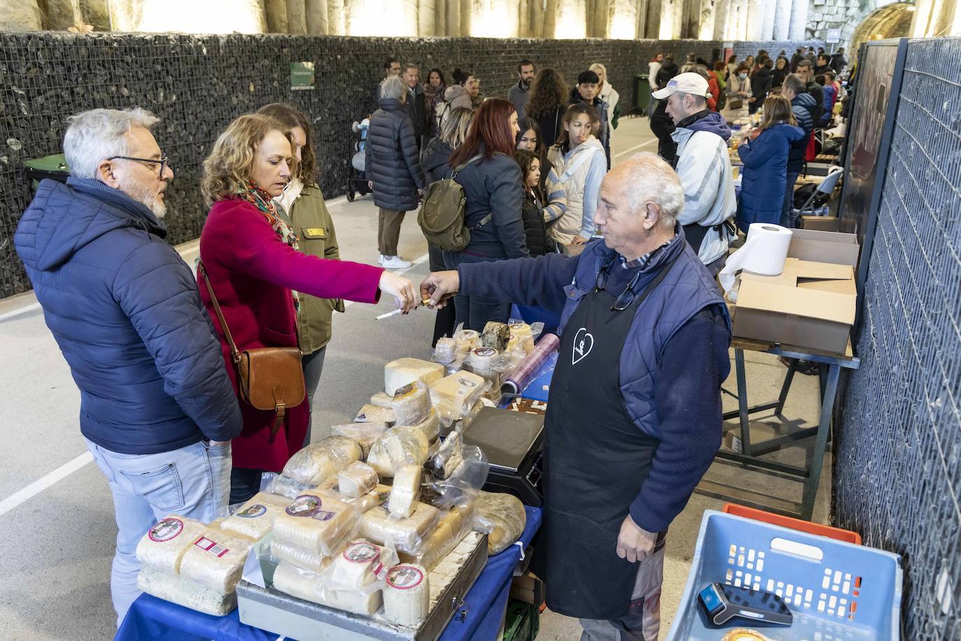 De vaca, de cabra o de oveja; más curado o menos... Hoy el antiguo túnel de Tetuán se convirtió en una feria del queso de Cantabria.