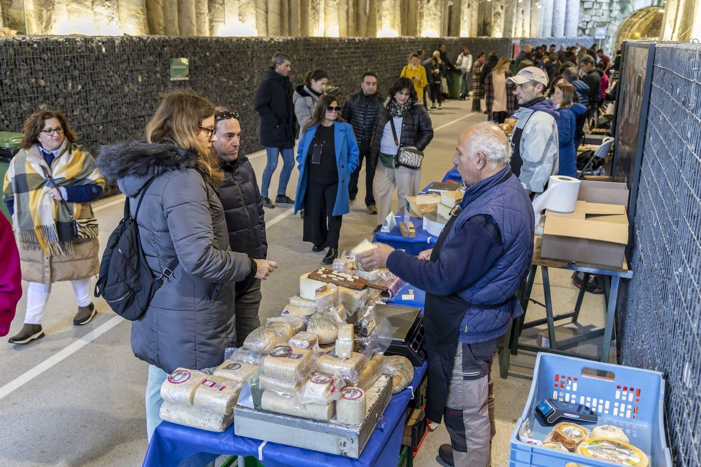 El mercadillo, enmarcado en el proyecto 'Kilómetro cero', reunió a gran cantidad de público en los puestos que se ubicaron en la entrada del túnel desde El Sardinero; y hubo curiosos, como suele suceder siempre en estos casos; pero también muchos compradores.