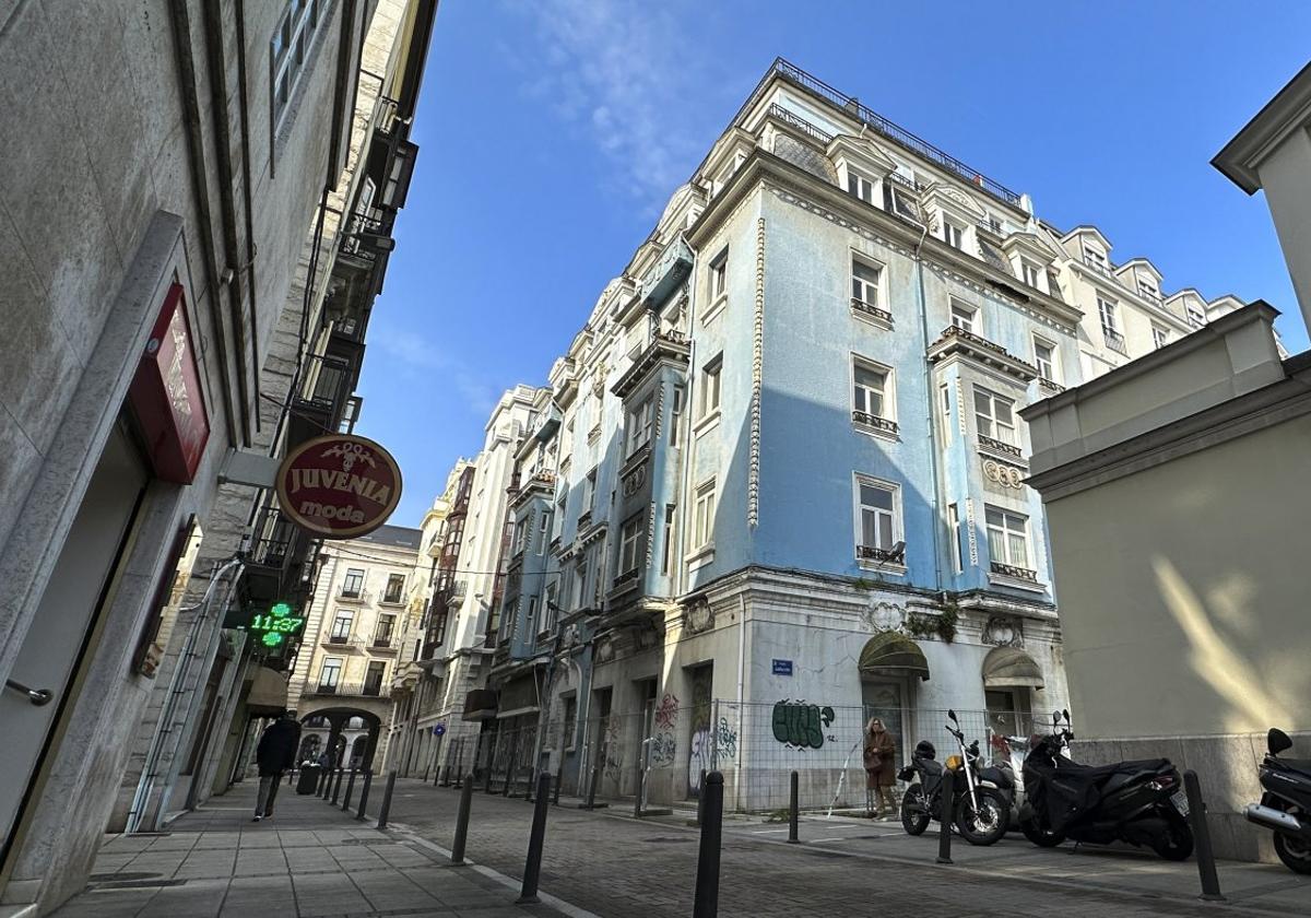 Imagen actual del hotel Central de Santander, en la calle Ataúlfo Argenta, cerrado desde 2015.