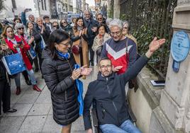 Gema Igual, Manuel Oria y José Javier Arroyo descubrieron la placa de Diego Madrazo.