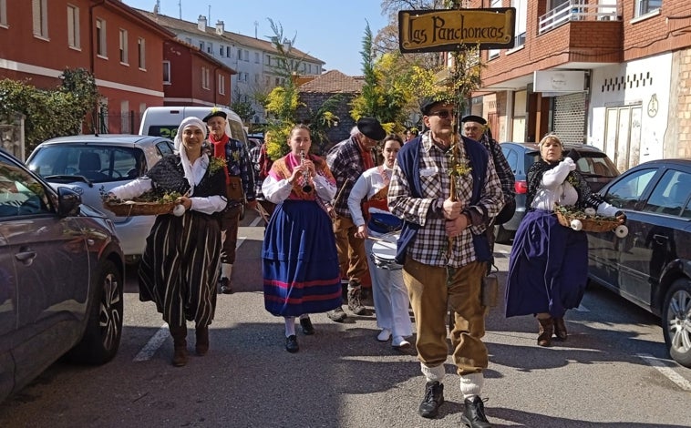 Imagen principal - El día soleado permitió disfrutar de un precioso paseo por la villa laredana entonando las coplas marceras inspiradas en su vocación pescadora y en la Batalla de Flores 