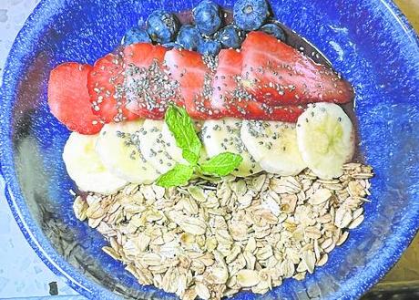 Imagen secundaria 1 - Arriba, Poke de salmón teriyaki. A la izquierda, açai bowl y, a la derecha, tosta de huevo y aguacate.