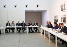 El secretario general de Infraestructuras, Xavier Flores; la delegada del Gobierno en Asturias,Delia Losa; el presidente de Asturias, Adrián Barbón; el secretario general de Transportes,David Lucas; el consejero de Cohesión Territorial, Alejandro Calvo, y el comisionado para el Corredor, José Antonio Sebastián, ayer en Gijón. Piña (a la derecha) acudió de invitado.