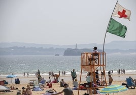 Un socorrista de Cruz Roja vigila la segunda playa de El Sardinero.