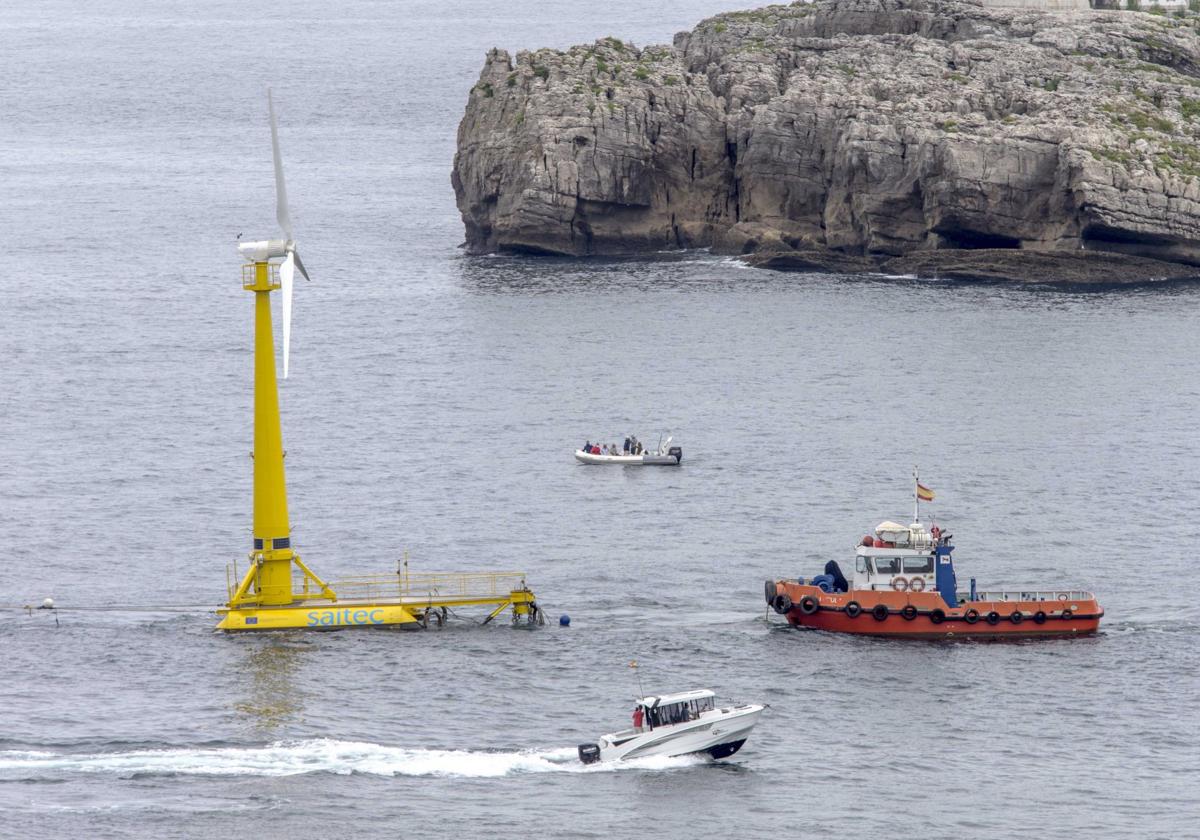 Traslado de la plataforma experimental de la empresa Saitec desde Astander al Abra de El Sardinero, en agosto de 2020.