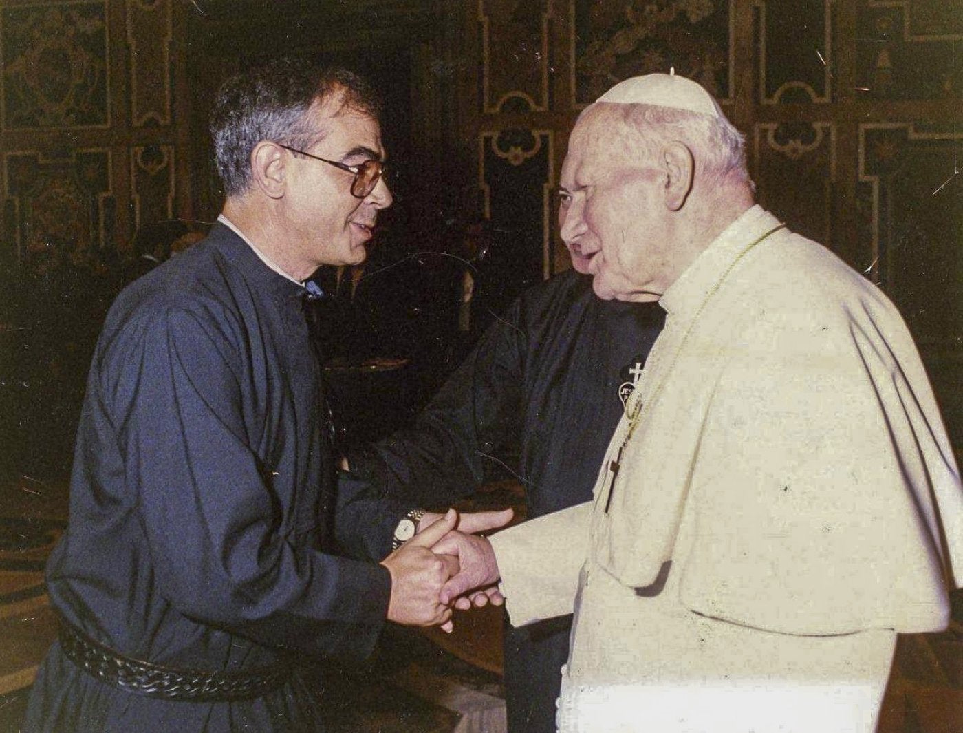 El Padre Luis Alberto Cano con el Papa Juan Pablo II.