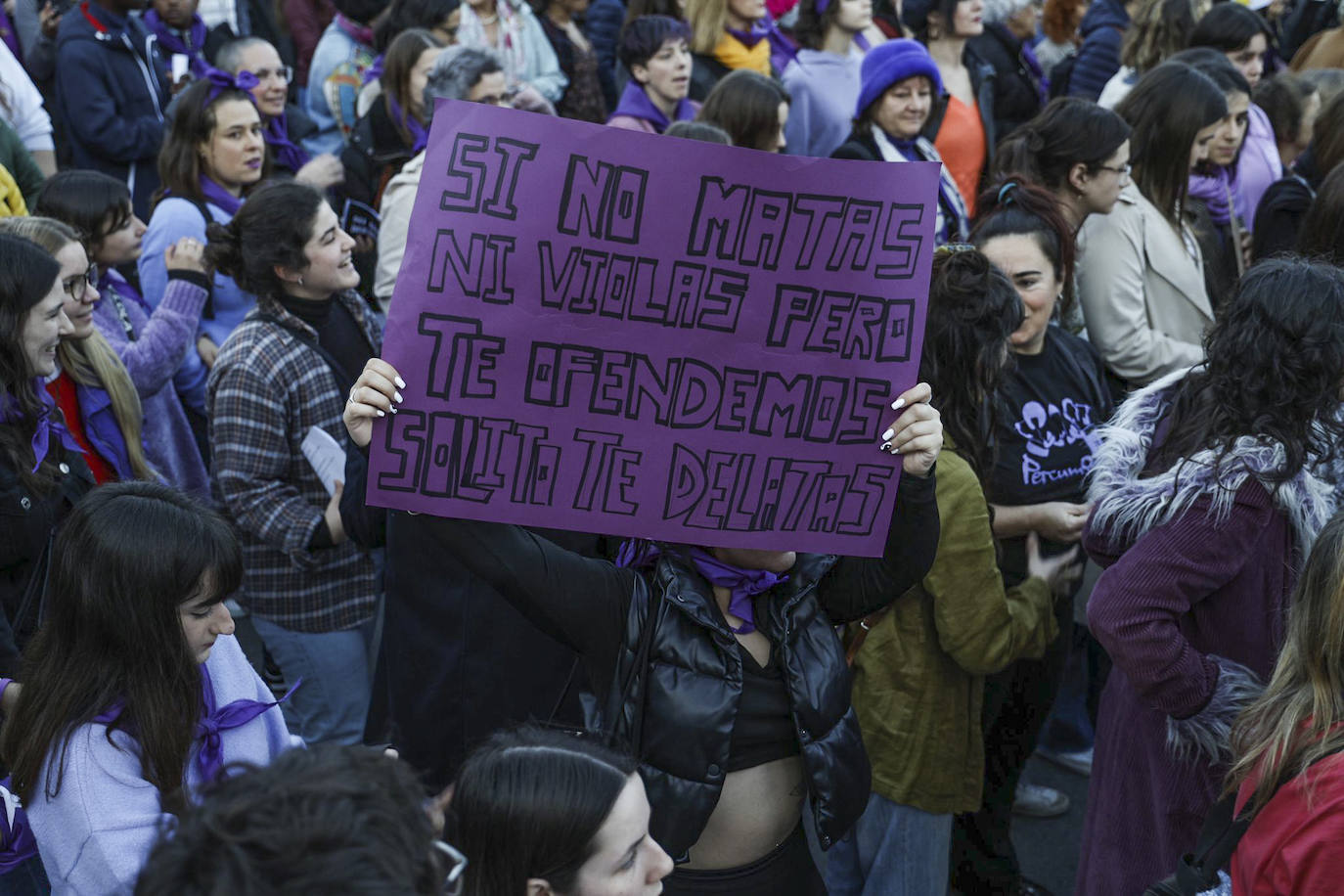 «No es, no. Lo demás es violación» fue uno de los gritos que se escuchó durante la manifestación y que pone el acento en el consentimiento de las relaciones sexuales.