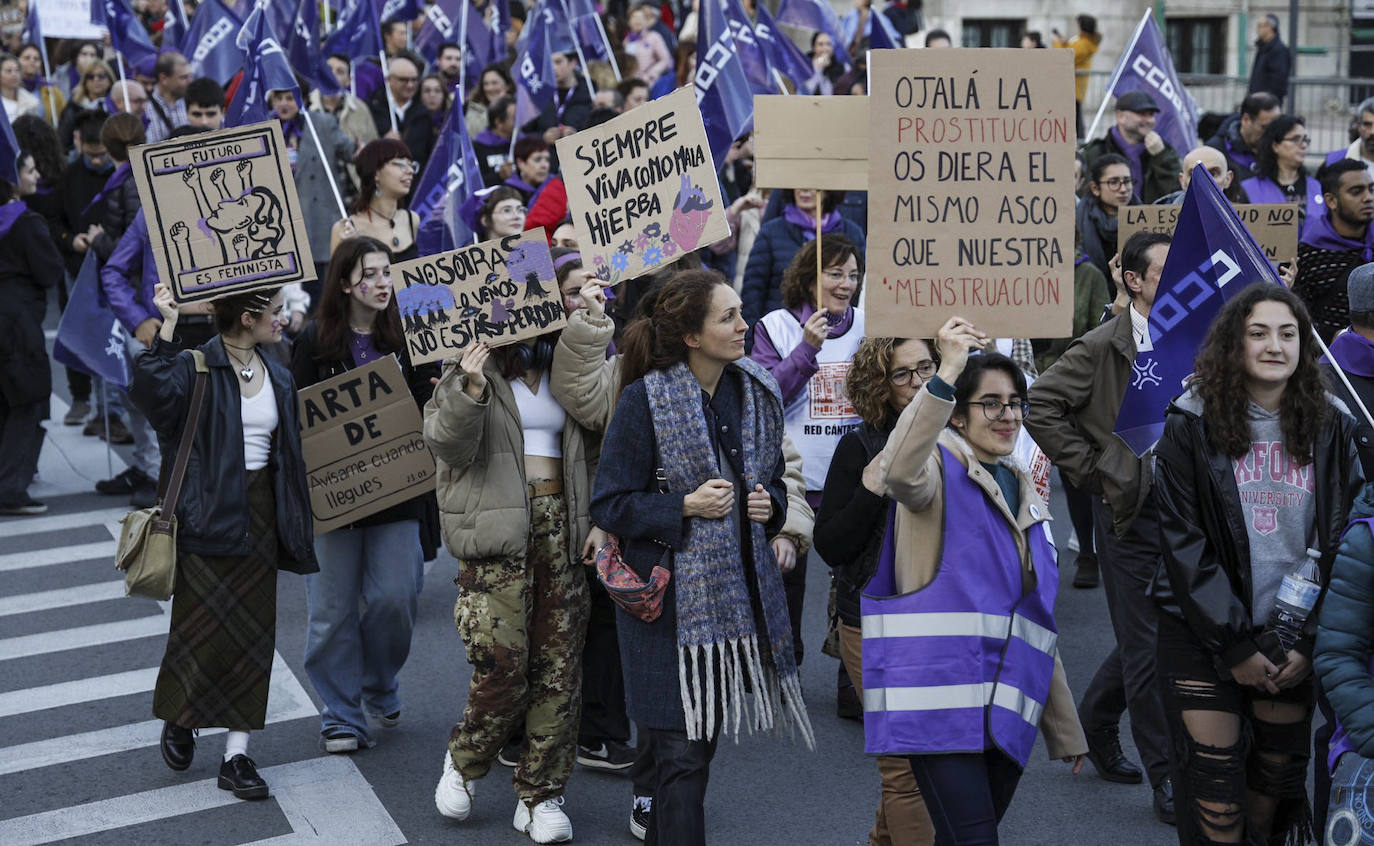 La marea morada recorrió las calles de la ciudad hasta la Plaza del Ayuntamiento de Santander.