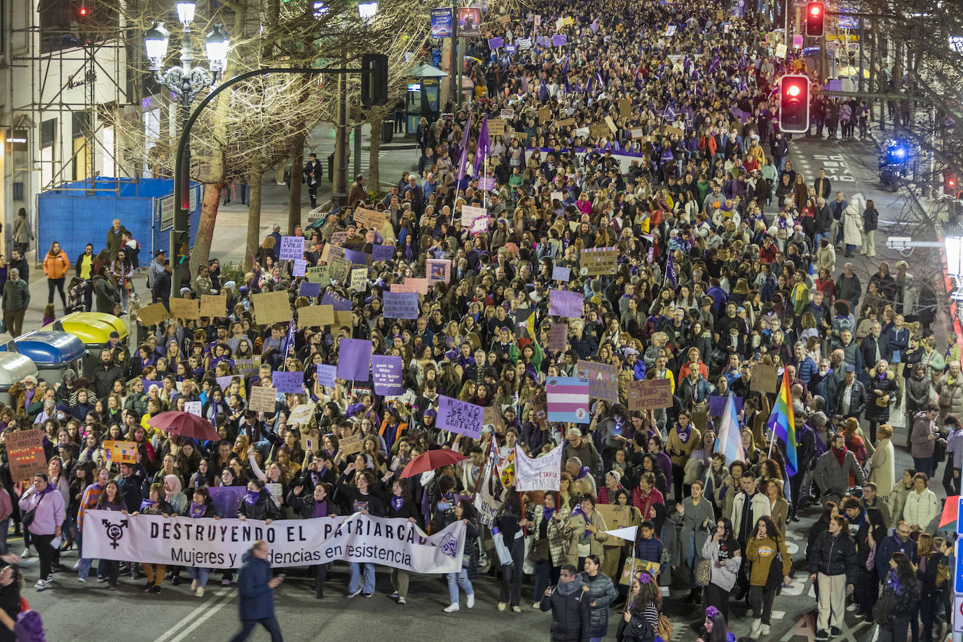 A diferencia de como ha ocurrido en otras comunidades de España como Madrid, donde ha habido división entre colectivos feministas debido a la aprobación de la ley trans, las entidades convocantes en Cantabria marcharon tras la misma pancarta conscientes de que hay que trabajar para estar «juntas»,