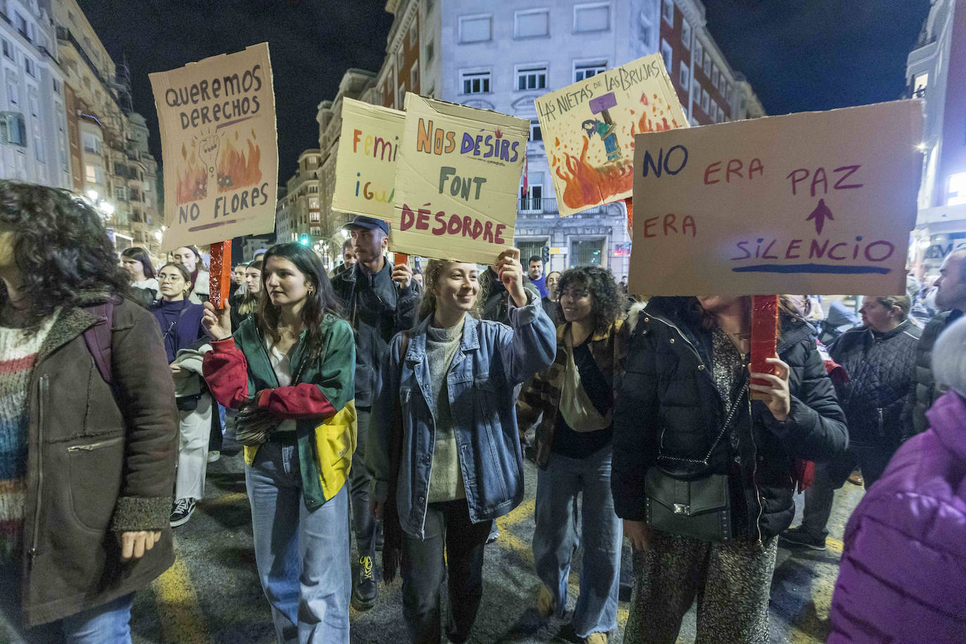 Muchas mujeres, grupos de jóvenes y cientos de pancartas con lemas que abarcan todas las reivincaciones del feminismo