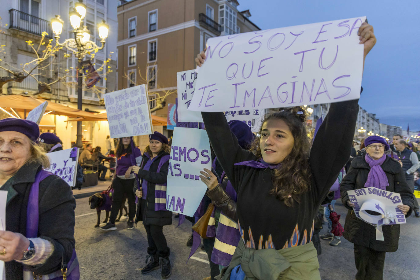 La indumentaria y las pancartas moradas volvieron a ser protagonistas como color representativo de la lucha feminista y en especial del 8M.