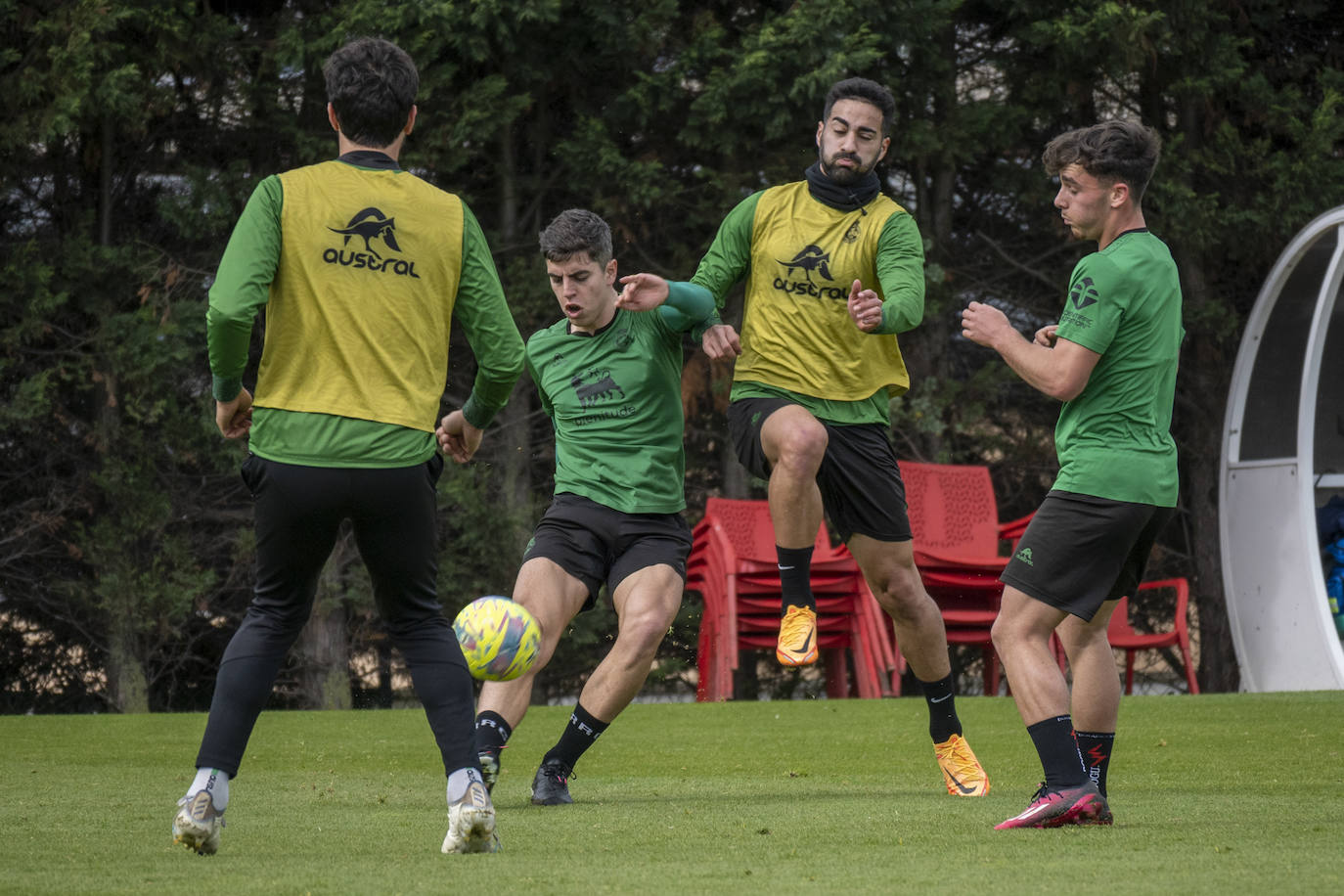 Íñigo Sainz-Maza, que el lunes podrá regresar al equipo si el entrenador lo considera oportuno, controla un balón durante la jornada matinal.