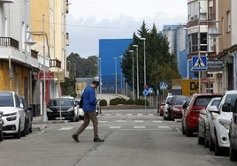 Un vecino cruza la calle Calderón de la Barca, esta semana, en Torrelavega.