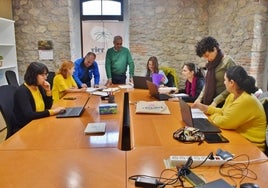 Equipo del programa viernes junto al presidente de la Asociación Campoo Los Valles.