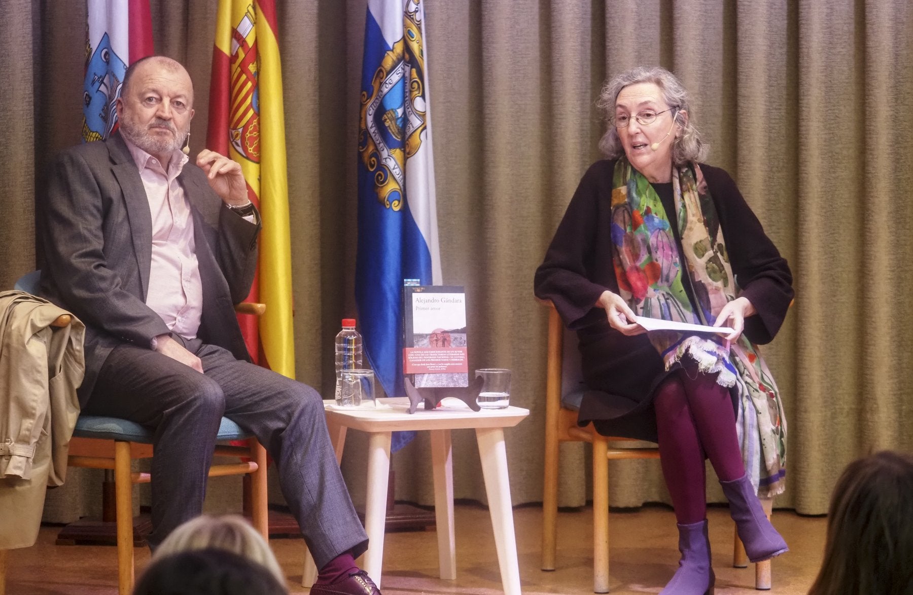 Alejandro Gándara presentó su novela acompañado por la escritora Menchu Gutiérrez.