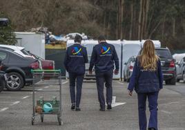 Tres agentes de la AEAT, durante los registros del 22 de febrero.