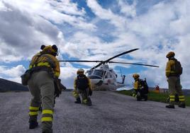 Bomberos forestales del BRIF de Ruente preparados para intervenir en los incendios de Cantabria, este jueves.