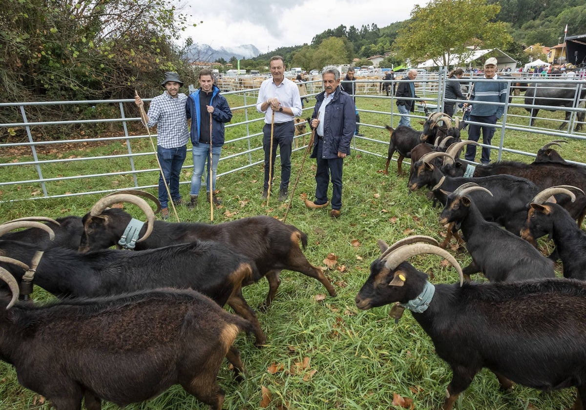 El presidente Miguel Ángel Revilla, junto al consejero Guillermo Blanco y al alcalde de Rasines, Sergio Castro, durante la pasada edición de la feria ganadera de Rasines