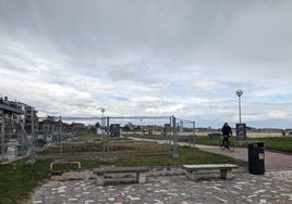 Unas vallas delimitan la zona en la que se habilitará el área de ejercicios físicos al aire libre.