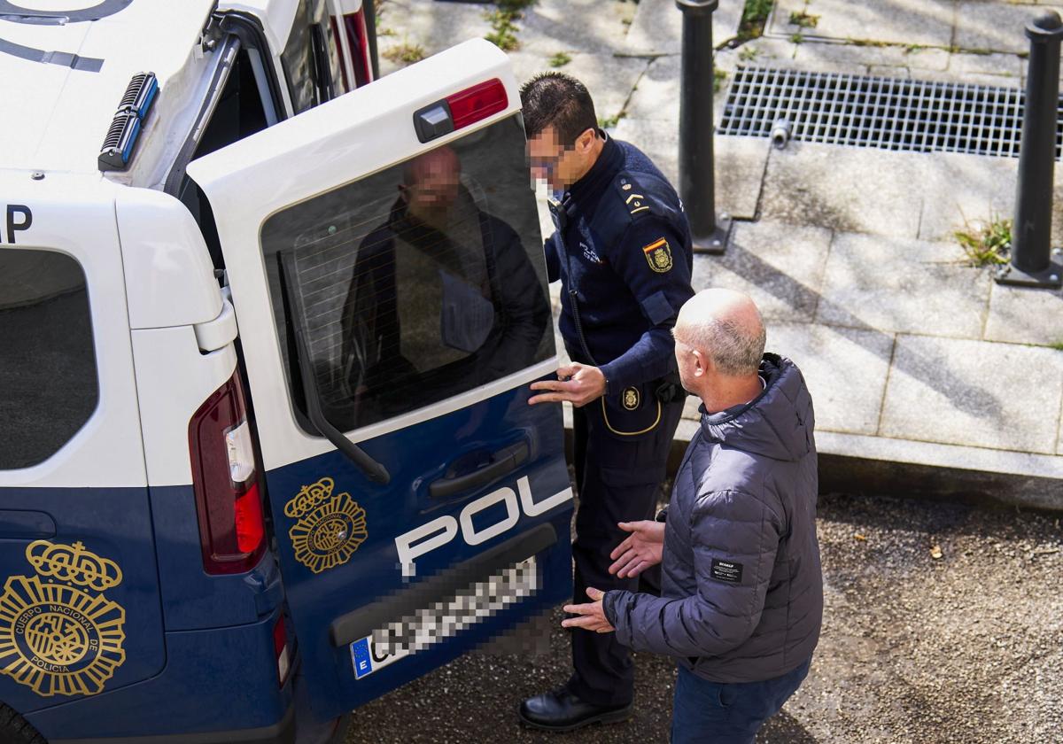 El funcionario Miguel Ángel Diez, antes de entrar en el furgón policial que le condujo a la prisión de El Dueso.