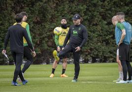 José Alberto controla el balón en una sesión de esta semana en las Instalaciones Nando Yosu.