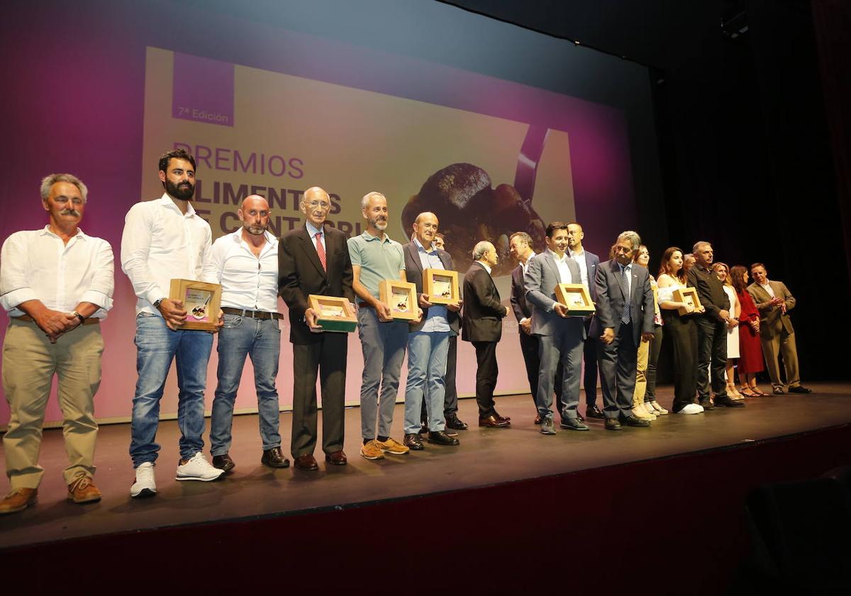 Premiados, representantes de las instituciones y patrocinadores en la última edición.