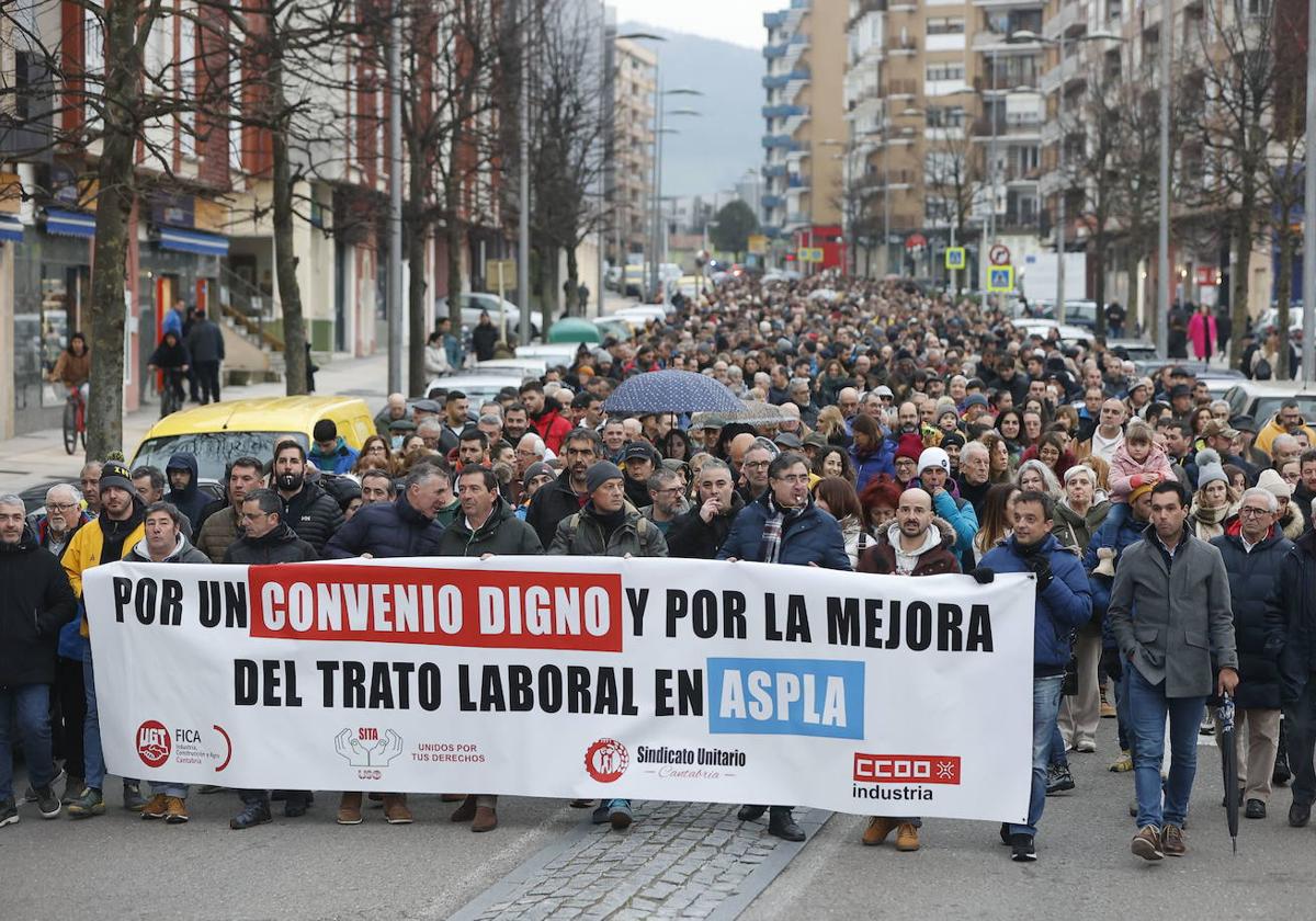 Los trabajadores de Aspla durante la manifestación que recorrió Torrelavega el pasado viernes 3 de marzo.