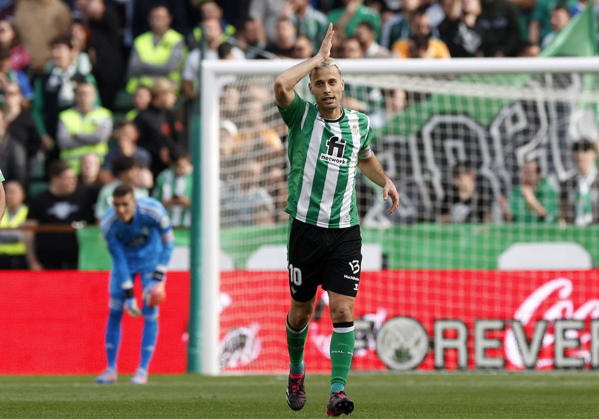 Sergio Canales celebra un gol este mes de febrero ante el Valladolid.