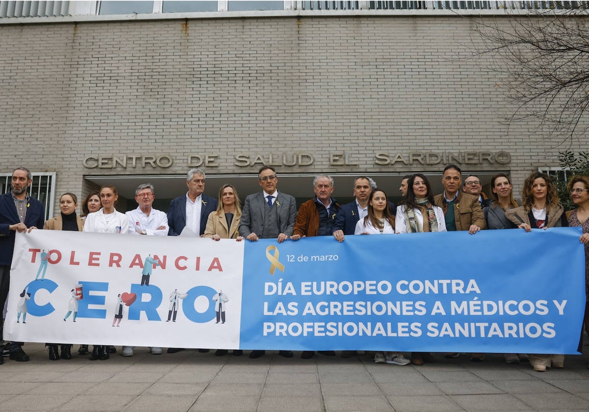 Concentración celebrada esta mañana en el centro de salud de El Sardinero.