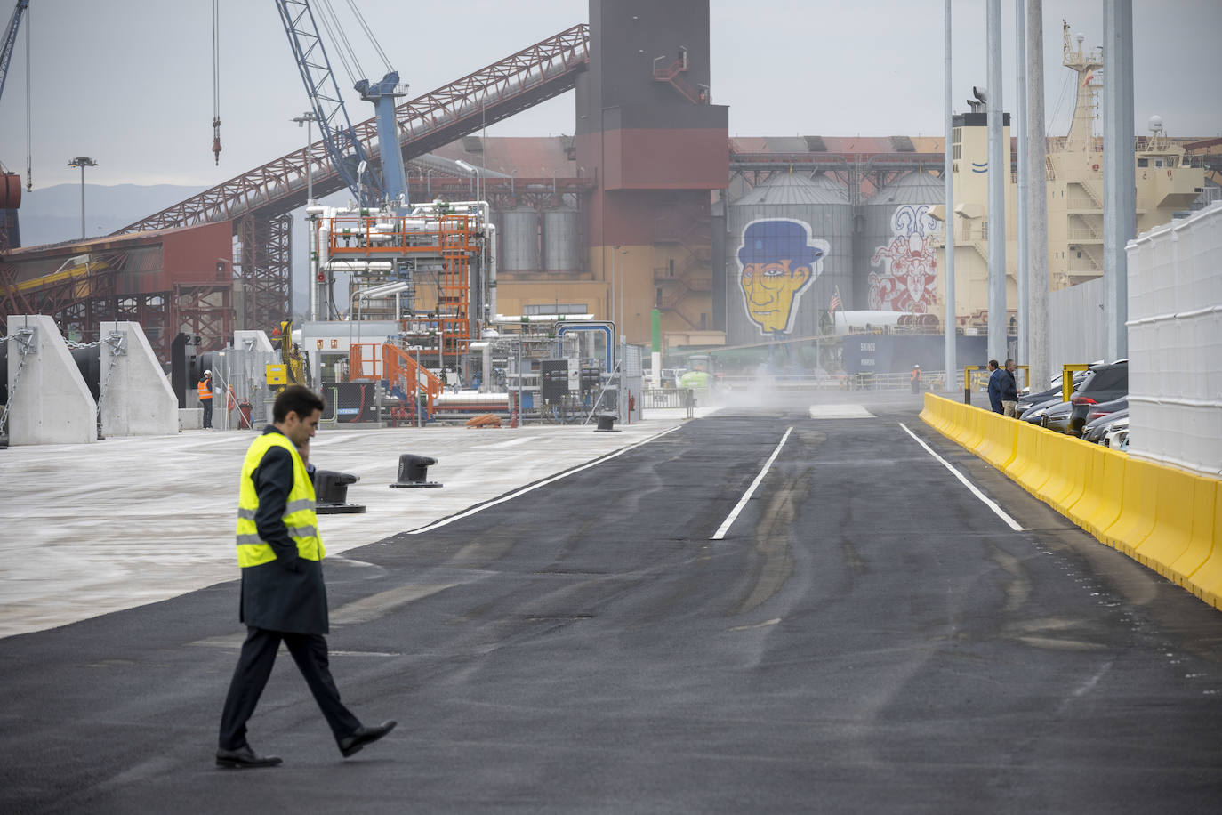 El diputado Pedro Casares durante la inauguración de la nueva terminal de ferris.