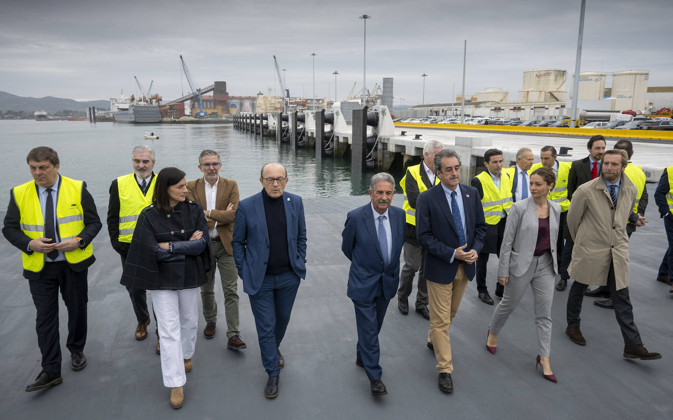 En primer término Gema Igual, Javier López Marcano, Miguel Ángel Revilla, Francisco Martín, Ainoa Quiñones y Felipe Piña, acompañados por otros representantes institucionales. 