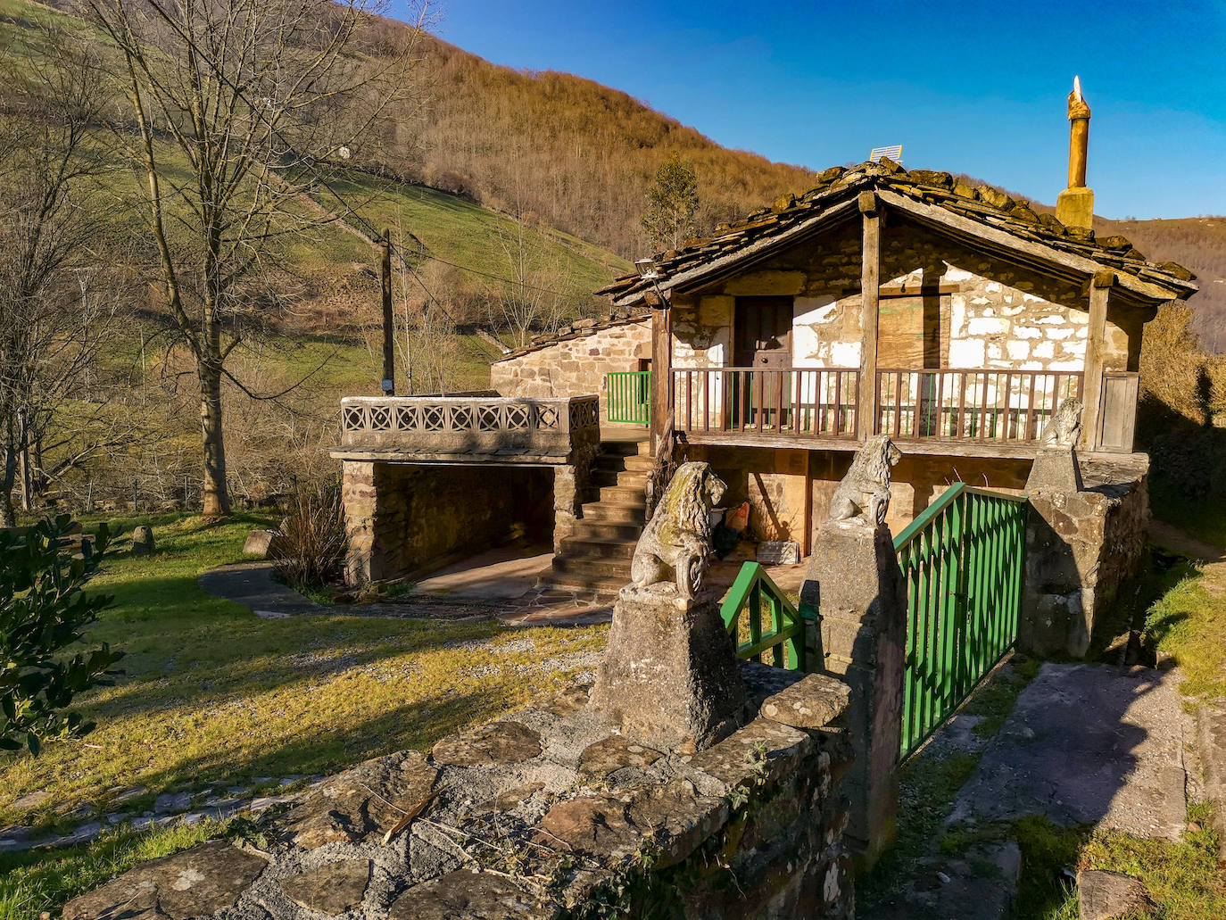 A lo largo del camino hay casas con una arquitectura típica de la zona. 