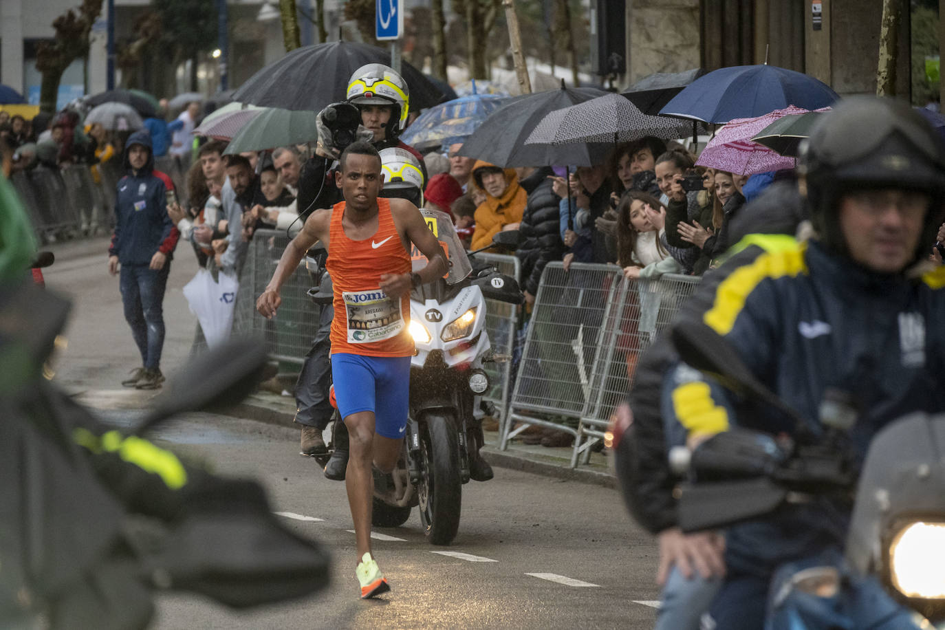 Aregawi, jaleado por el público que no dejó de animar durante toda la carrera.