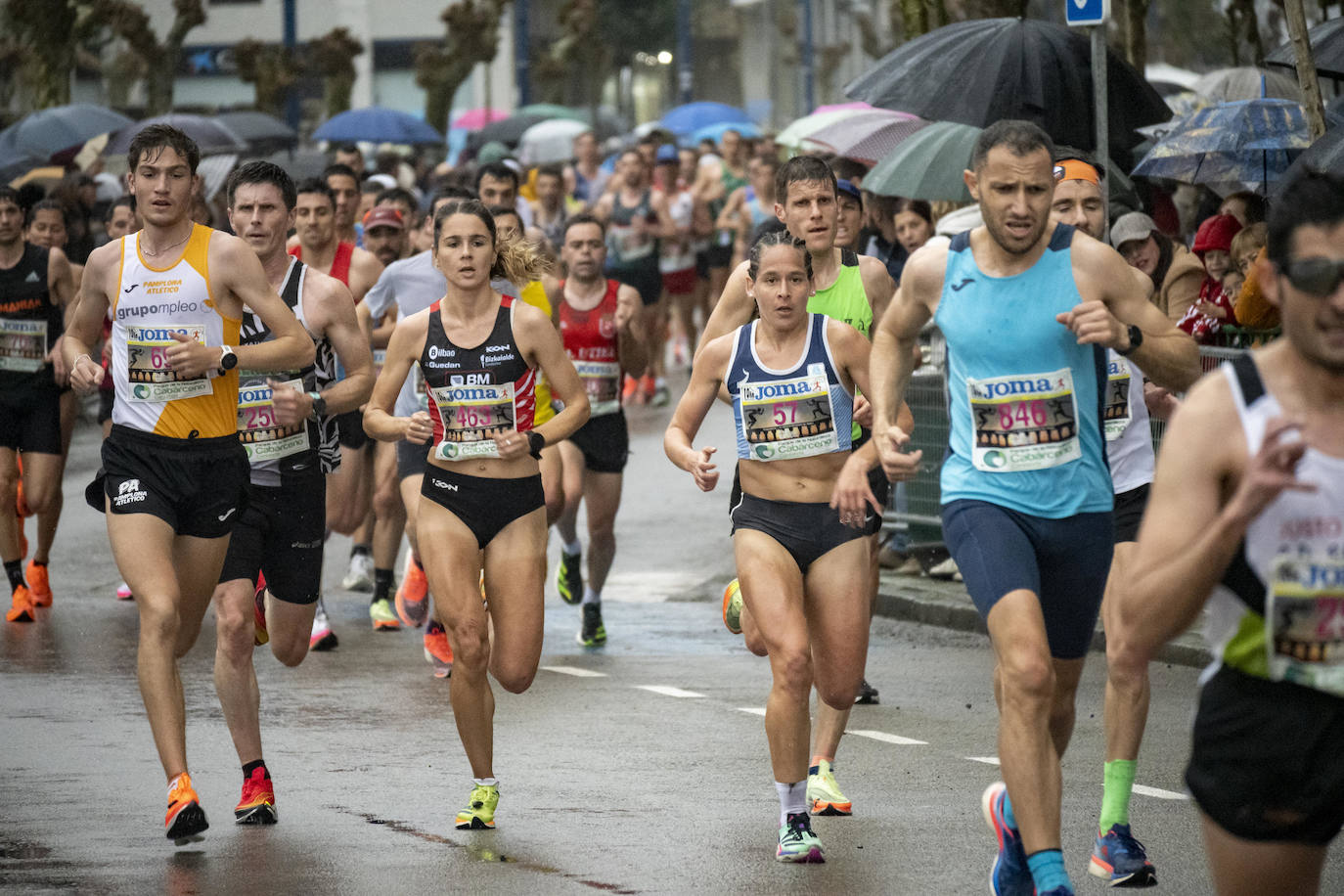 Mari Luz Tesuri (57) y Laura Priego (463) entre varios atletas masculinos.