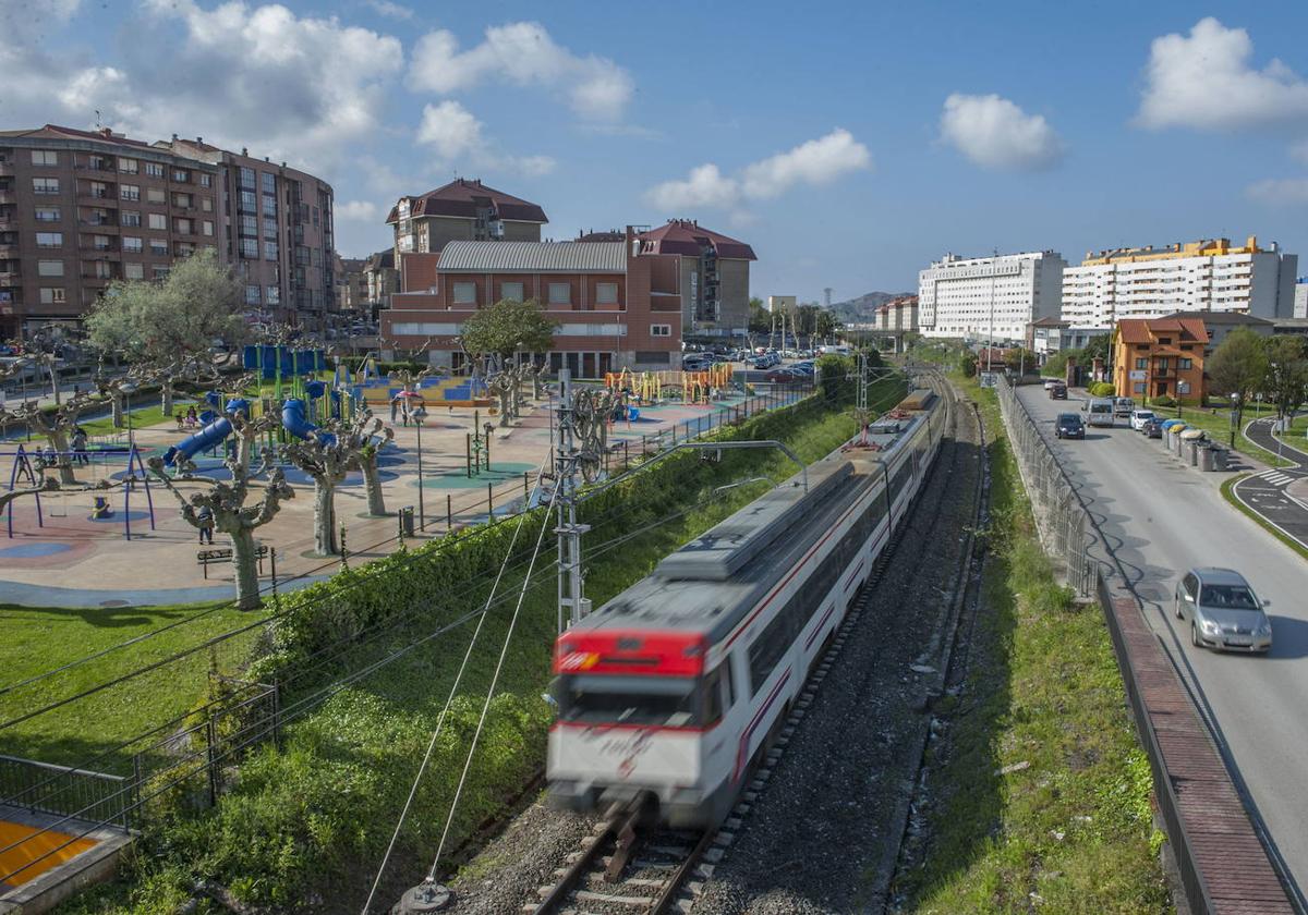 El tren, en su trayecto por la mitad del parque Lorenzo Cagigas y el de Cros.