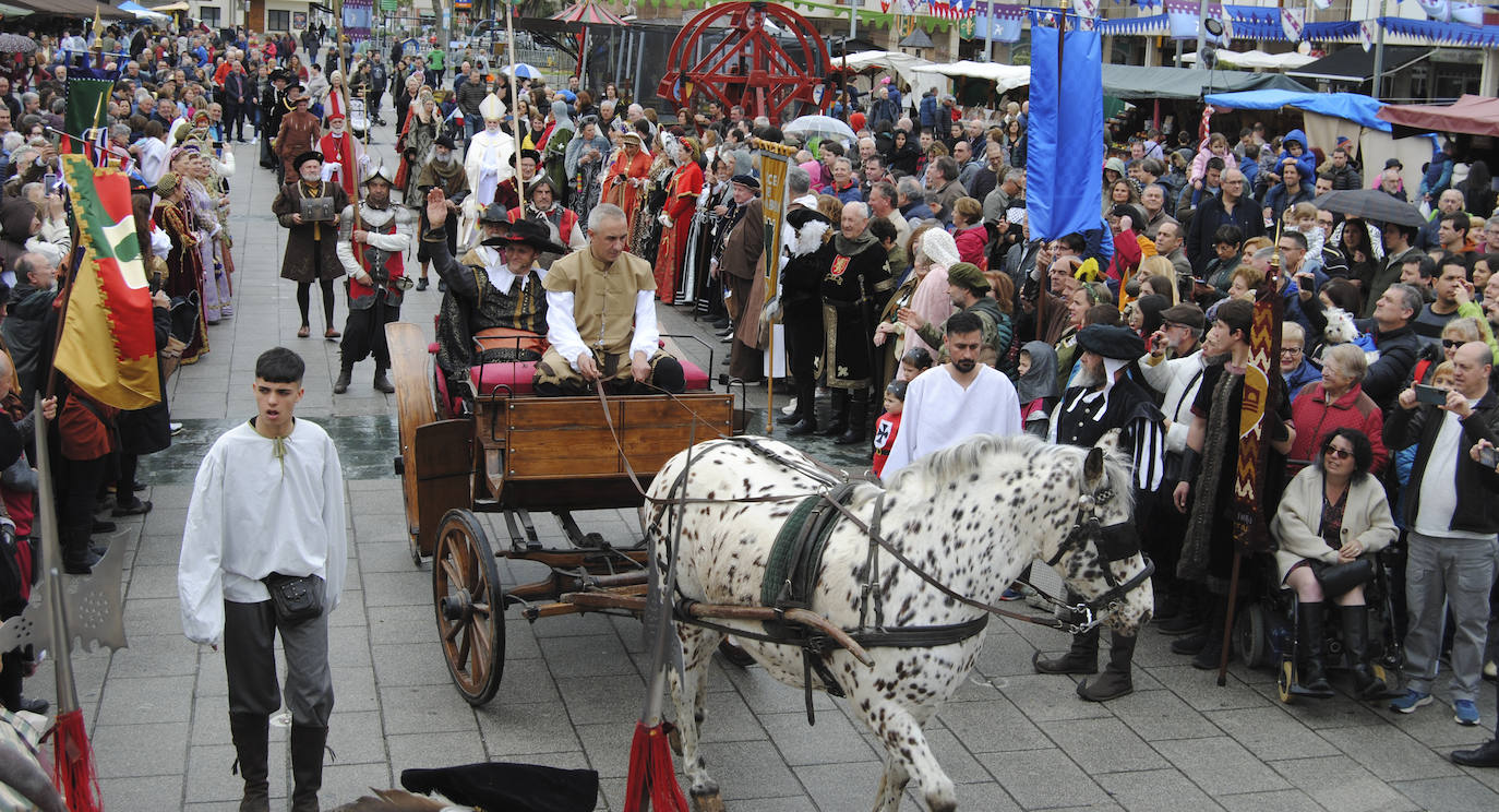 El cortejo lo cerraba un carruaje tirado por un caballo. En el mismo iba el monarca Felipe IV que saludaba al público congregado a su paso.