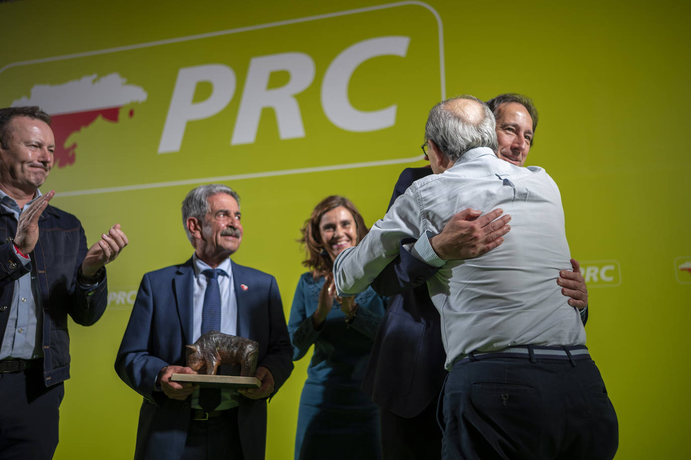 Gochicoa abraza a Javier López Marcano en presencia de Guillermo Blanco, Miguel Ángel Revilla y Paula Fernández.